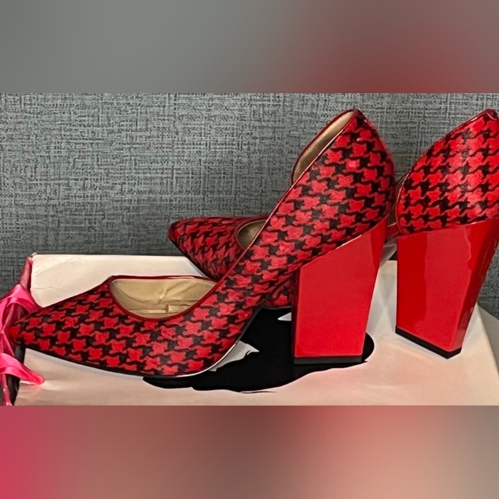 Paris Hilton Women's shoes. Size 7 1/2. Red and black.